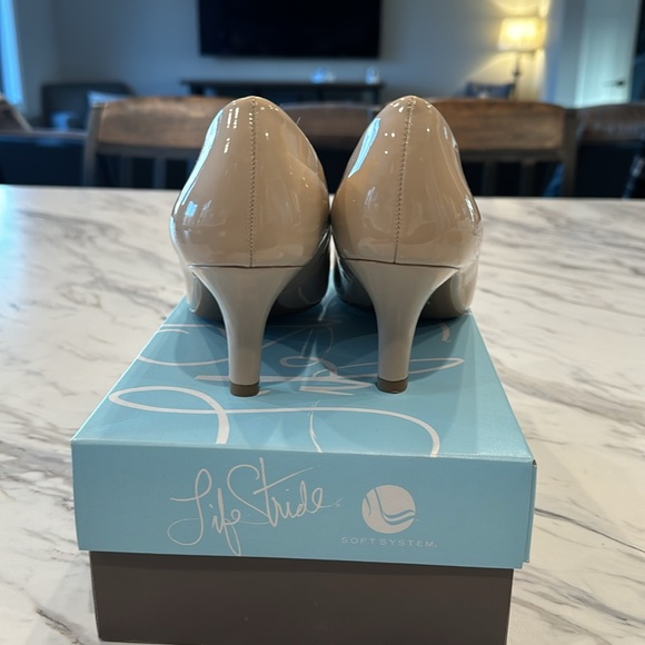 Nude Patent Pump Heel Shoe Size 9W - Picture 3 of 7